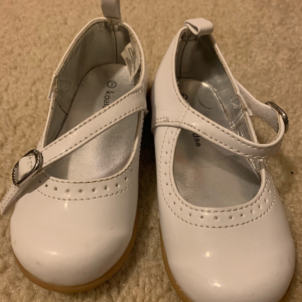 White girls shoes size 7
